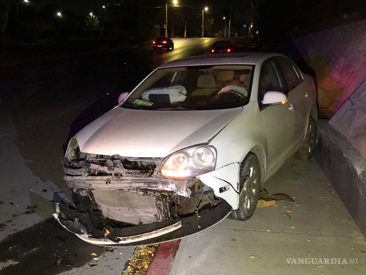 $!Al tomar una curva que se ubica a la altura del Instituto Tecnológico de Monterrey, presuntamente la mujer se quedó dormida tras el volante.