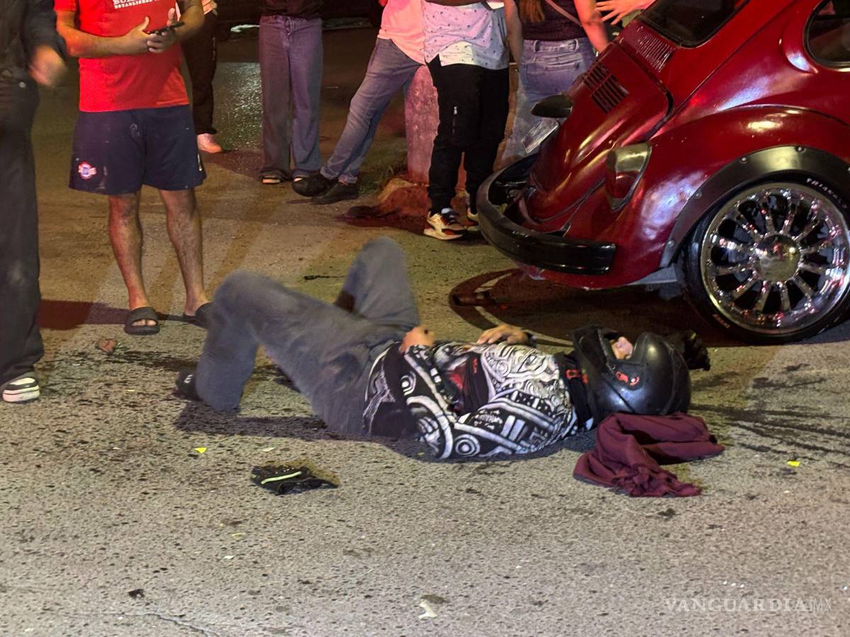 $!El motociclista quedó tendido sobre el pavimento tras impactarse contra un vehículo, luego de ignorar un señalamiento de alto en la colonia Guayulera.