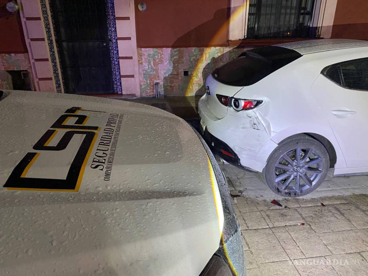 $!La distracción al intentar cambiar una canción en su celular provocó que el conductor perdiera de vista el camino y chocara durante la madrugada.