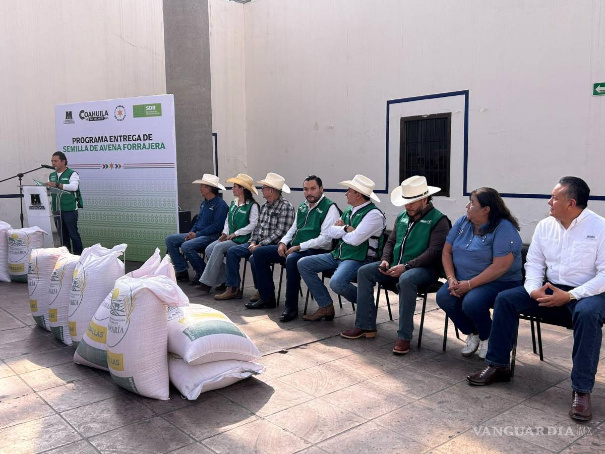 $!El alcalde Carlos Villarreal y funcionarios estatales encabezaron la entrega de semilla a productores de la Región Centro.
