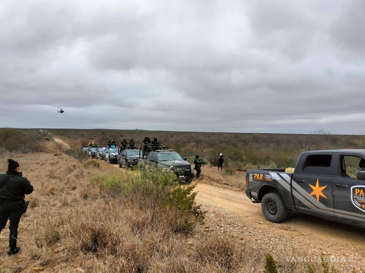 $!Convoy de patrullas recorriendo una brecha rural en el norte del estado.
