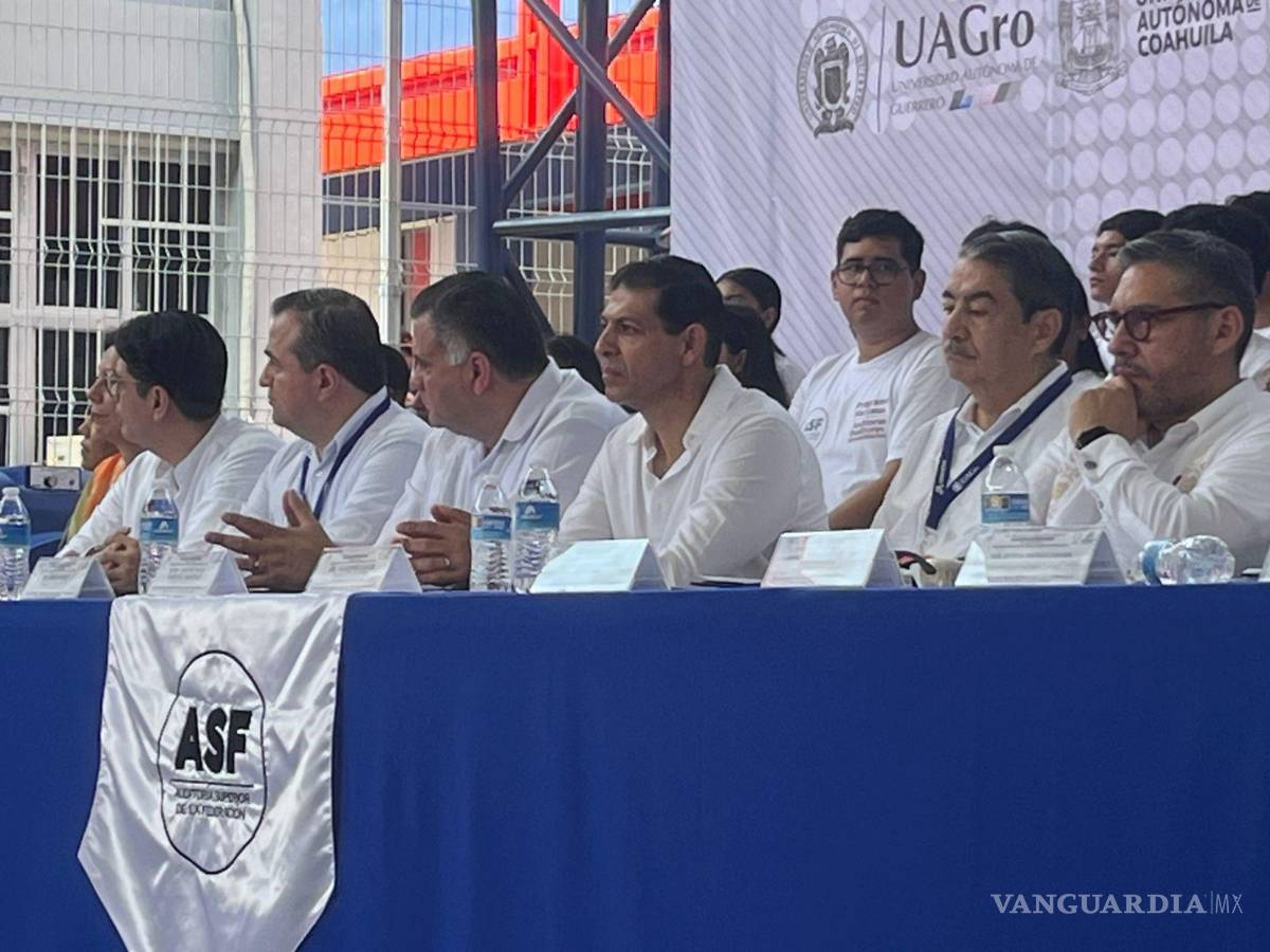 $!El rector de la UAdeC, Octavio Pimentel Martínez (terceero de derecha a izquierda), participó en la firma del convenio con la Auditoría Superior de la Federación.