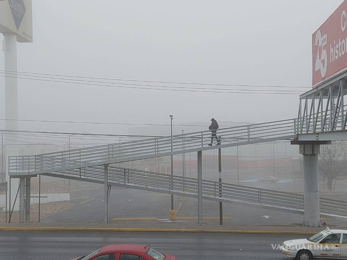 $!Cruzar por debajo del puente no es opción para los peatones.