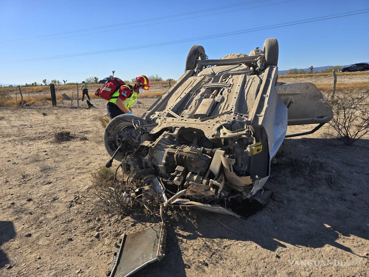 $!Autoridades localizaron el automóvil a aproximadamente 40 metros de la vía de circulación, en una zona de terracería.
