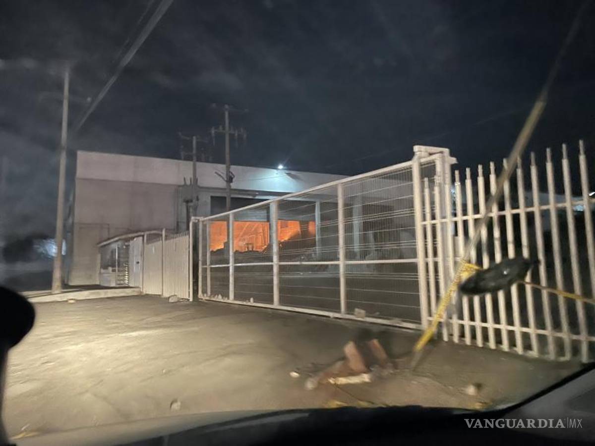 $!Según fuentes extraoficiales, el siniestro se reactivó porque aún existen sustancias químicas inflamables.