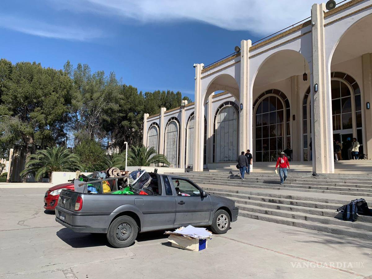 $!Vehículos esperan para recoger los utensilios y pertenencias de los estudiantes que formaron parte del plantón en la Universidad.