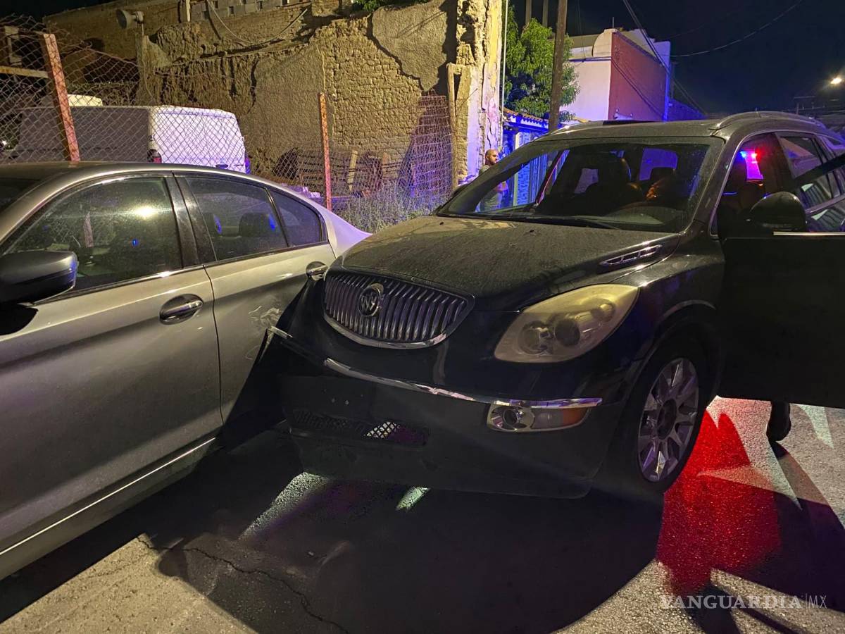 $!El presunto responsable descendió de la camioneta pocos segundos después del accidente y huyó del lugar antes de la llegada de las autoridades municipales.