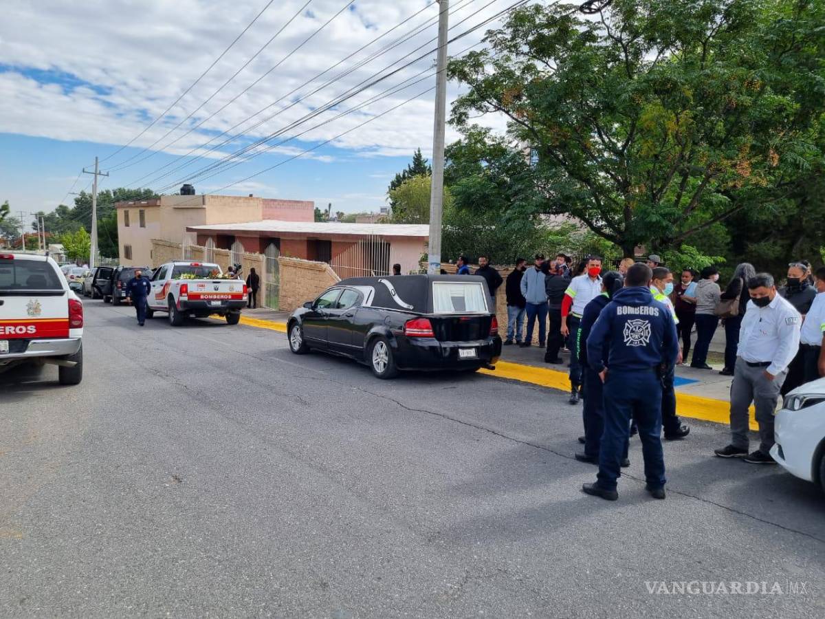 $!Amigos, colegas y familiares se sumaron a la despedida.