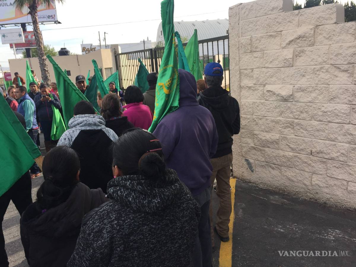 $!Protesta la UNTA en el Aeropuerto de Saltillo; esperan a titular de SEDESOL