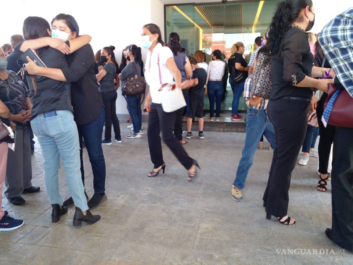 $!Con flores, abrazos y condolencias, cercanos a Susana, pudieron ir al su funeral.