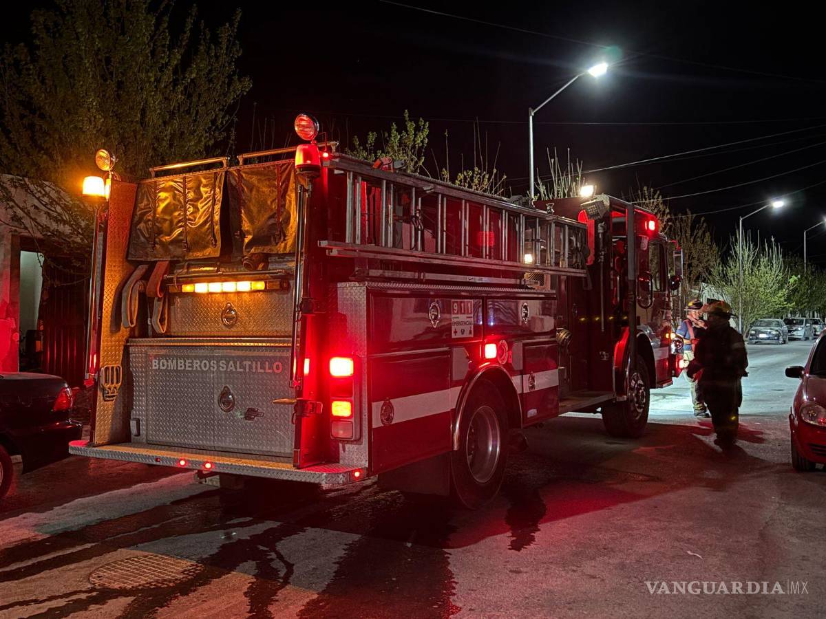 $!Bomberos sofocaron las llamas que envolvieron el vehículo dentro de una cochera en la colonia Vistas de Peña.