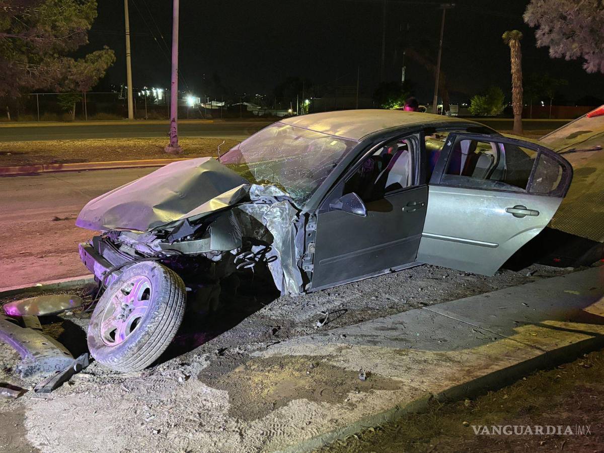 $!El vehículo fue remolcado al corralón tras quedar como pérdida total por los severos daños.