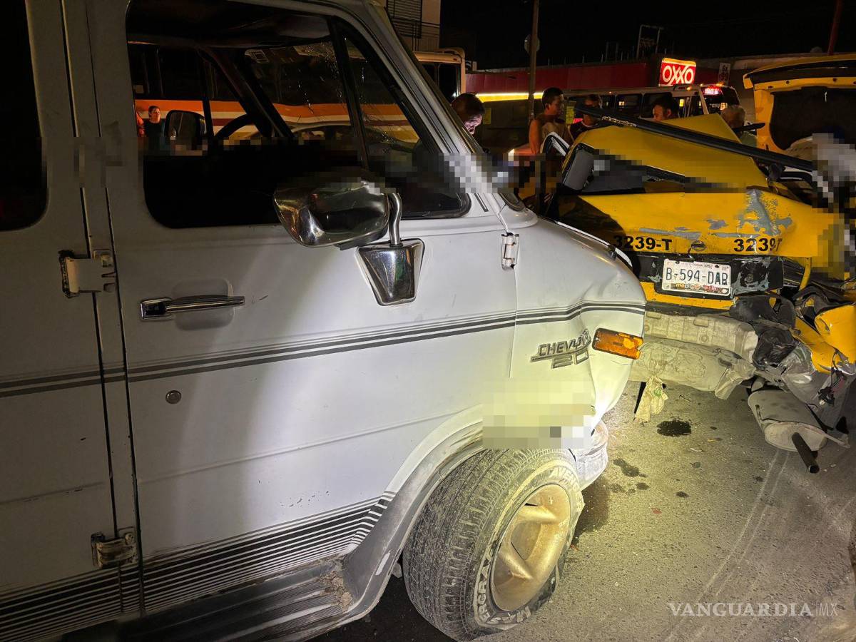 $!La vagoneta Chevrolet causó daños a dos vehículos estacionados.