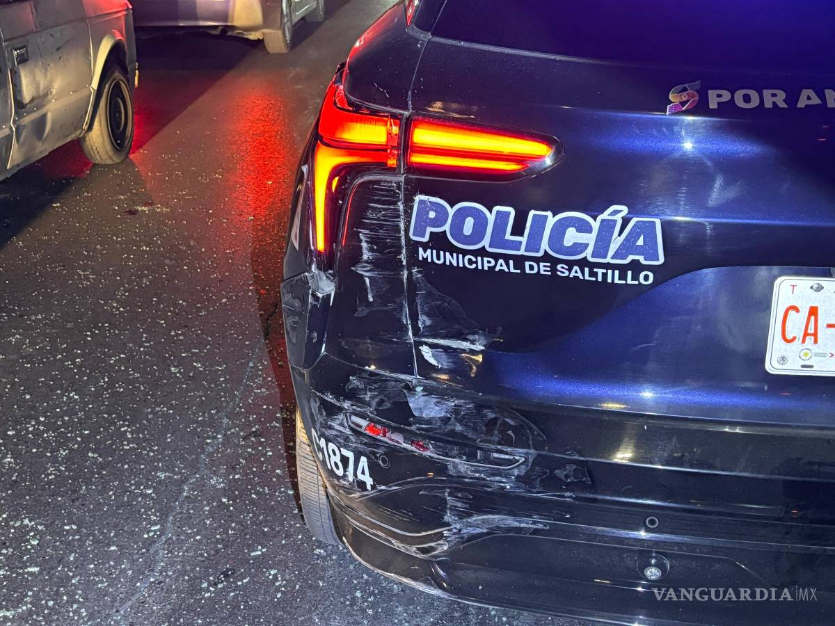 $!La patrulla que abanderaba el accidente resultó con daños en la parte trasera tras ser impactada por un taxi por aplicación, aunque los oficiales se encontraban ilesos.