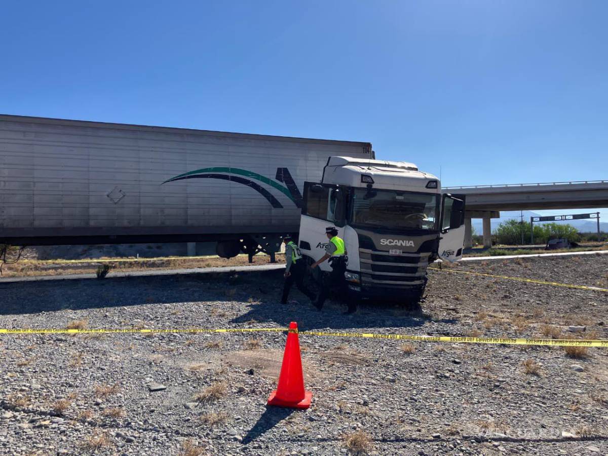 $!Un automóvil se estrelló contra un tráiler y posteriormente volcó sobre la carretera federal 57.