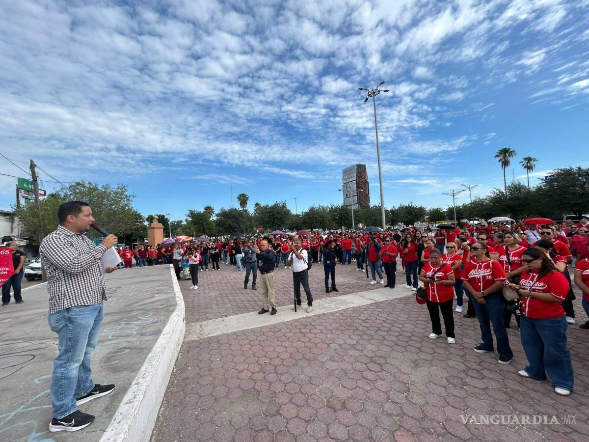 $!Con pancartas y consignas, los docentes reiteraron que continuarán impulsando acciones legales y movilizaciones sociales hasta lograr modificaciones que permitan garantizar pensiones dignas para el sector educativo.
