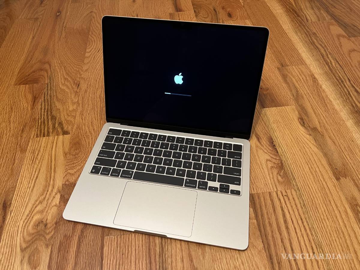$!Vista del nuevo MacBook Air de Apple, que viene con el chip M2 integrado, tiene un grosor de 11-3 milímetros y un peso de 1.24 kilos.