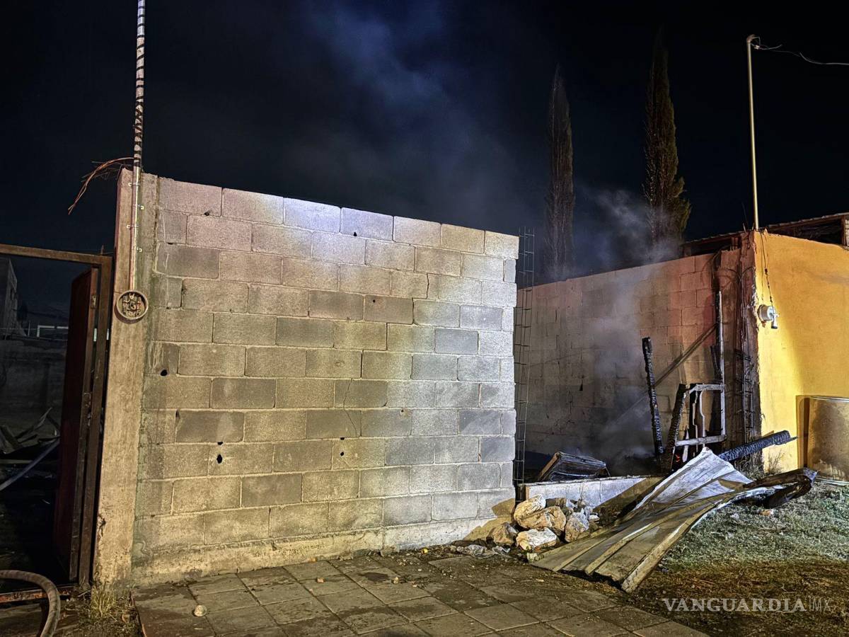 $!Vecinos intentaron apagar el fuego antes de la llegada de los bomberos, pero la intensidad de las llamas lo hizo imposible.