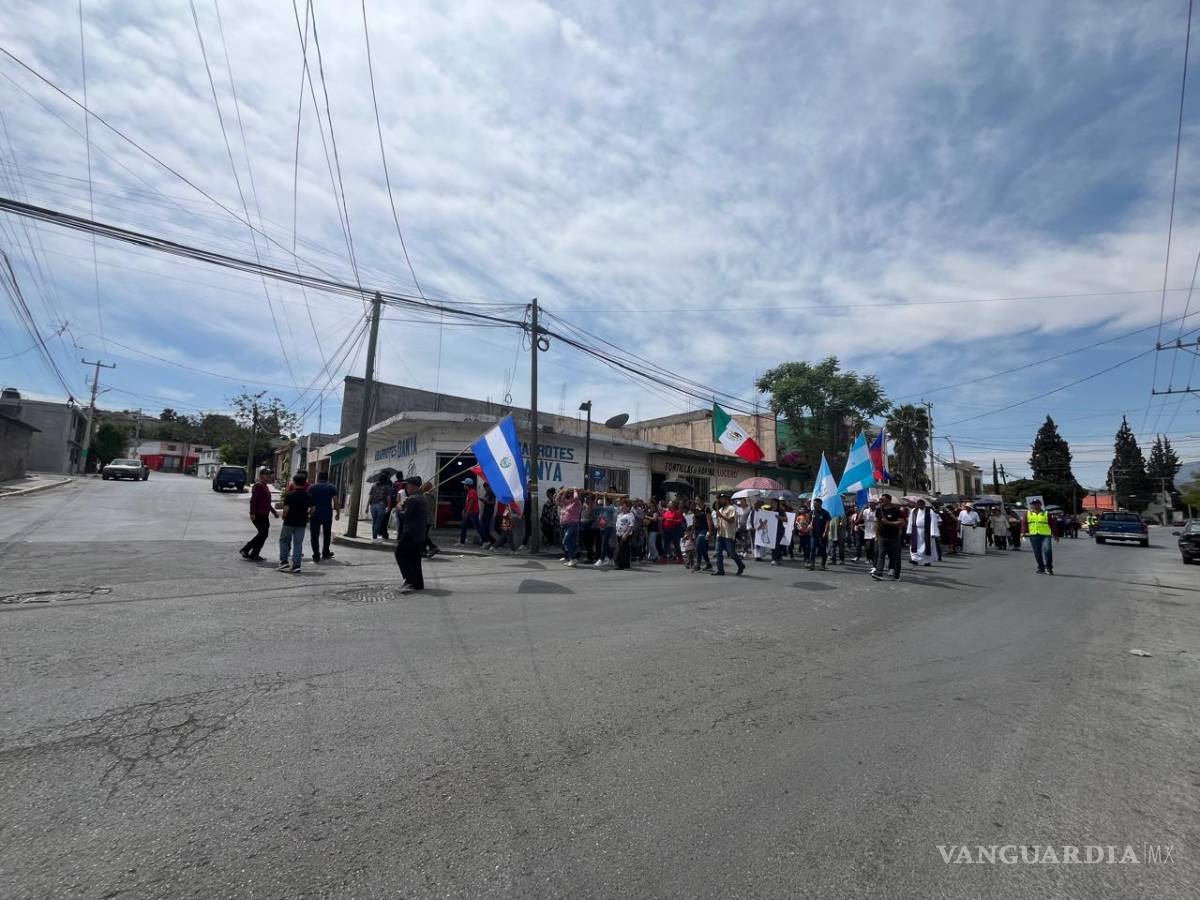 $!Con fe y respeto, personas en situación de tránsito recorrieron las estaciones del Viacrucis como símbolo de esperanza.