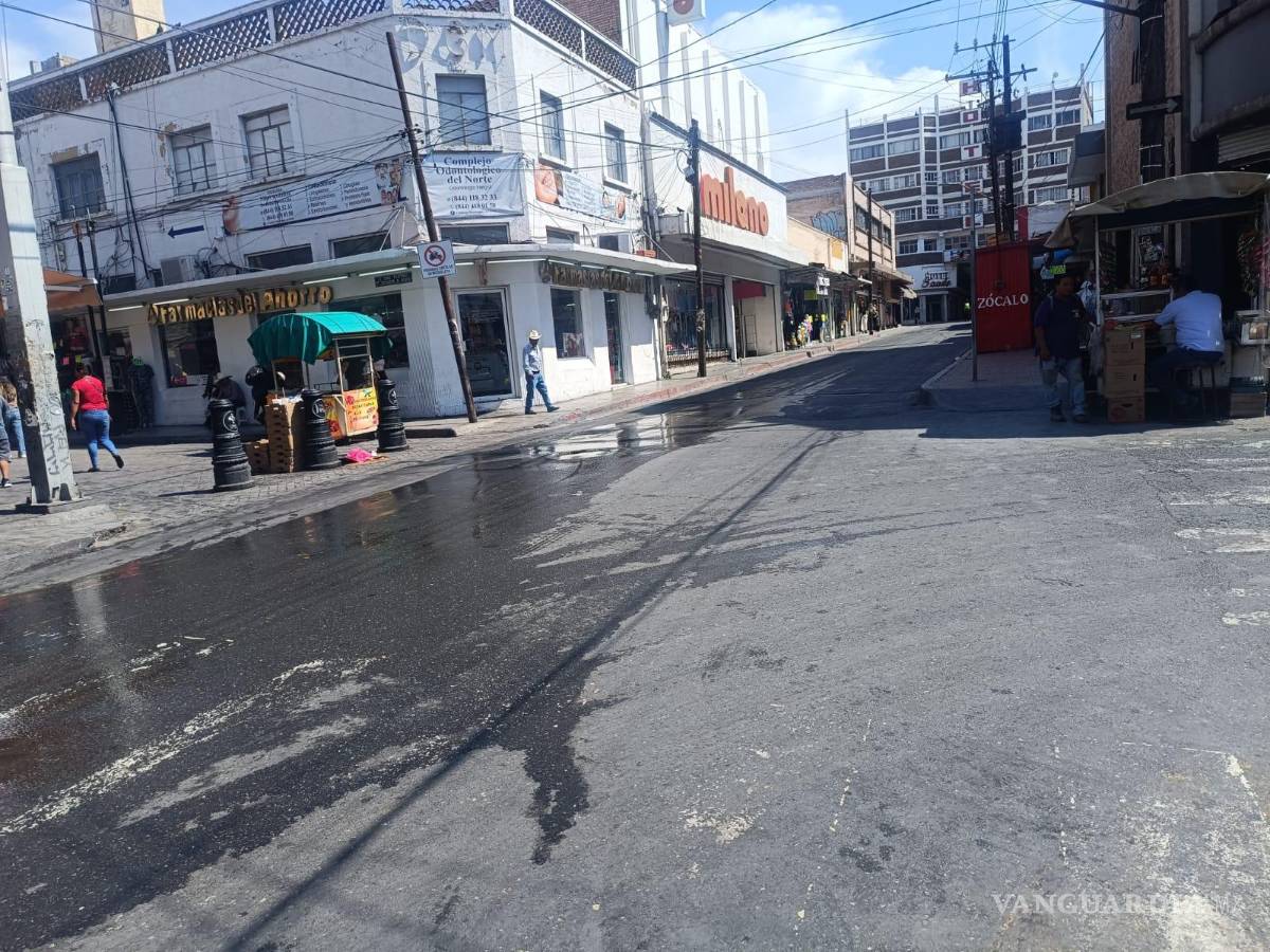 $!Comerciantes denuncian que llevan casi una semana aspirando el hedor de las aguas negras sin que nadie atienda el problema.