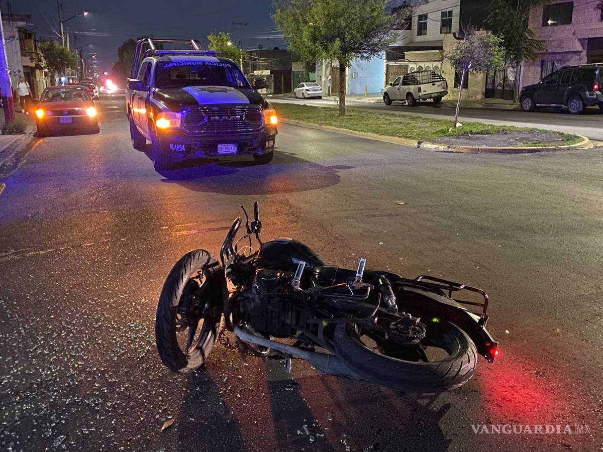 $!La motocicleta involucrada en el percance quedó sobre la vialidad luego del impacto con un Chevrolet Cavalier, cuyo conductor abandonó el lugar sin prestar auxilio al lesionado, de acuerdo con los primeros reportes.