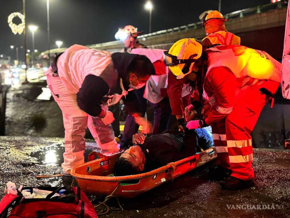 $!Rescatistas de la Cruz Roja y la Secretaría de Salud colaboraron para atender a los lesionados en el incidente.