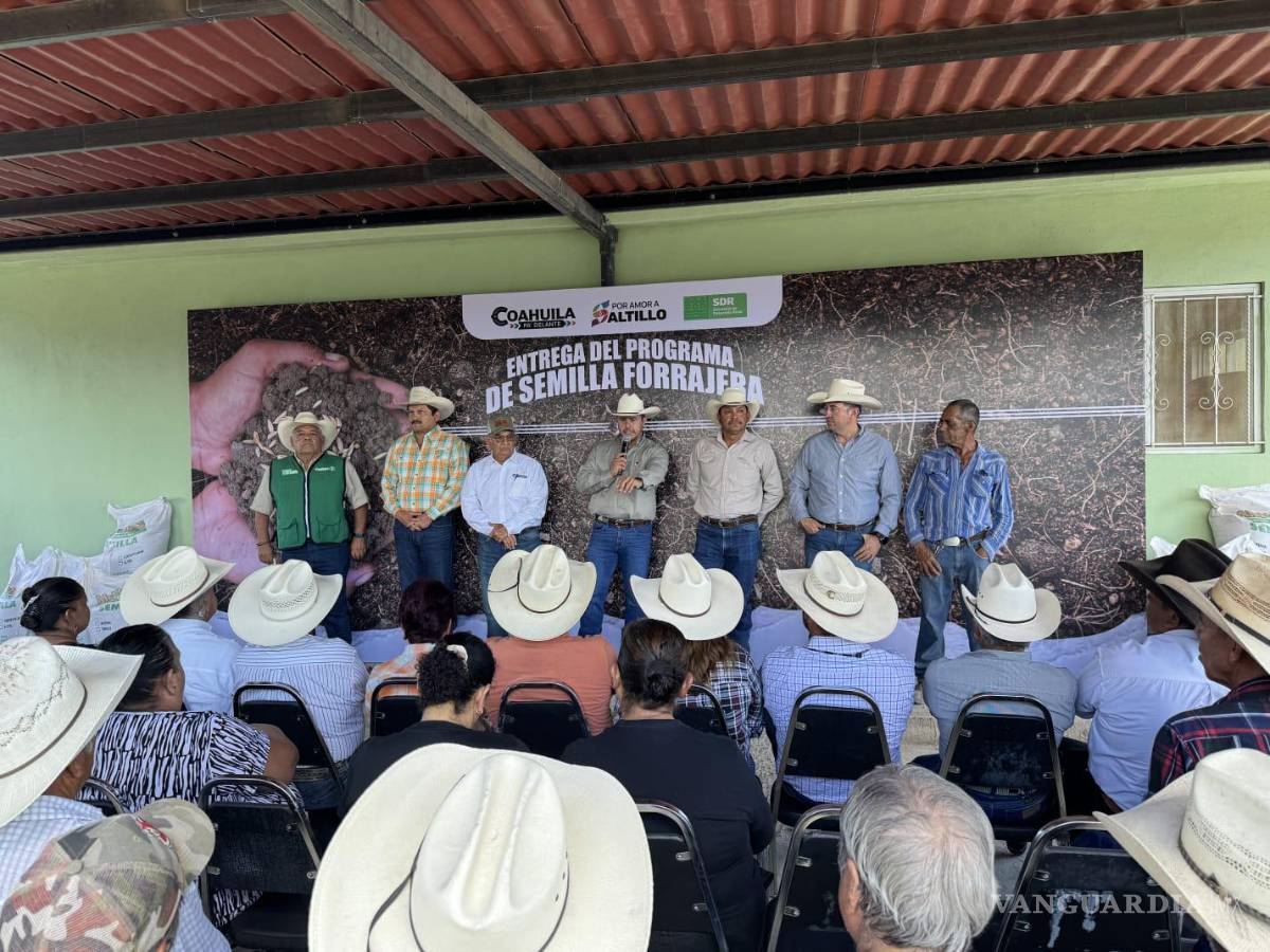$!Productores de las comunidades rurales de Saltillo recibieron más de 80 toneladas de semilla forrajera.