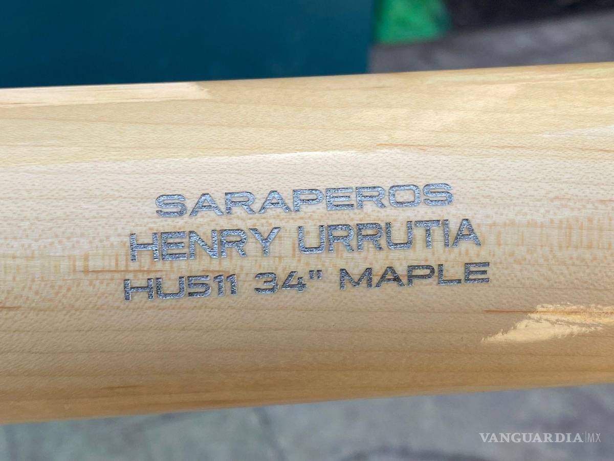 $!Subastan bates de jugadores de Saraperos de Saltillo para apoyar a mujer con cáncer