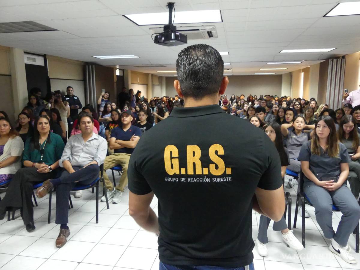 $!El comisionado Miguel Ángel Garza Félix dialogó con estudiantes y docentes sobre la integración a los grupos de seguridad vía WhatsApp.