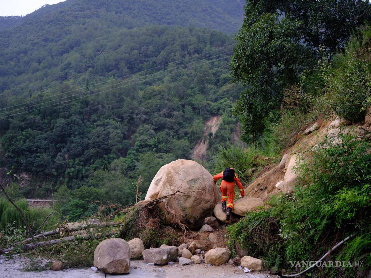 $!El socorrista busca a los heridos tras el terremoto en el condado de Luding, prefectura de Ganzi, provincia de Sichuan, China.