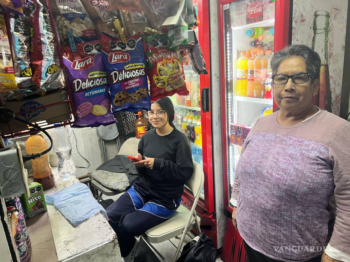$!María del Refugio, propietaria de un estanquillo.