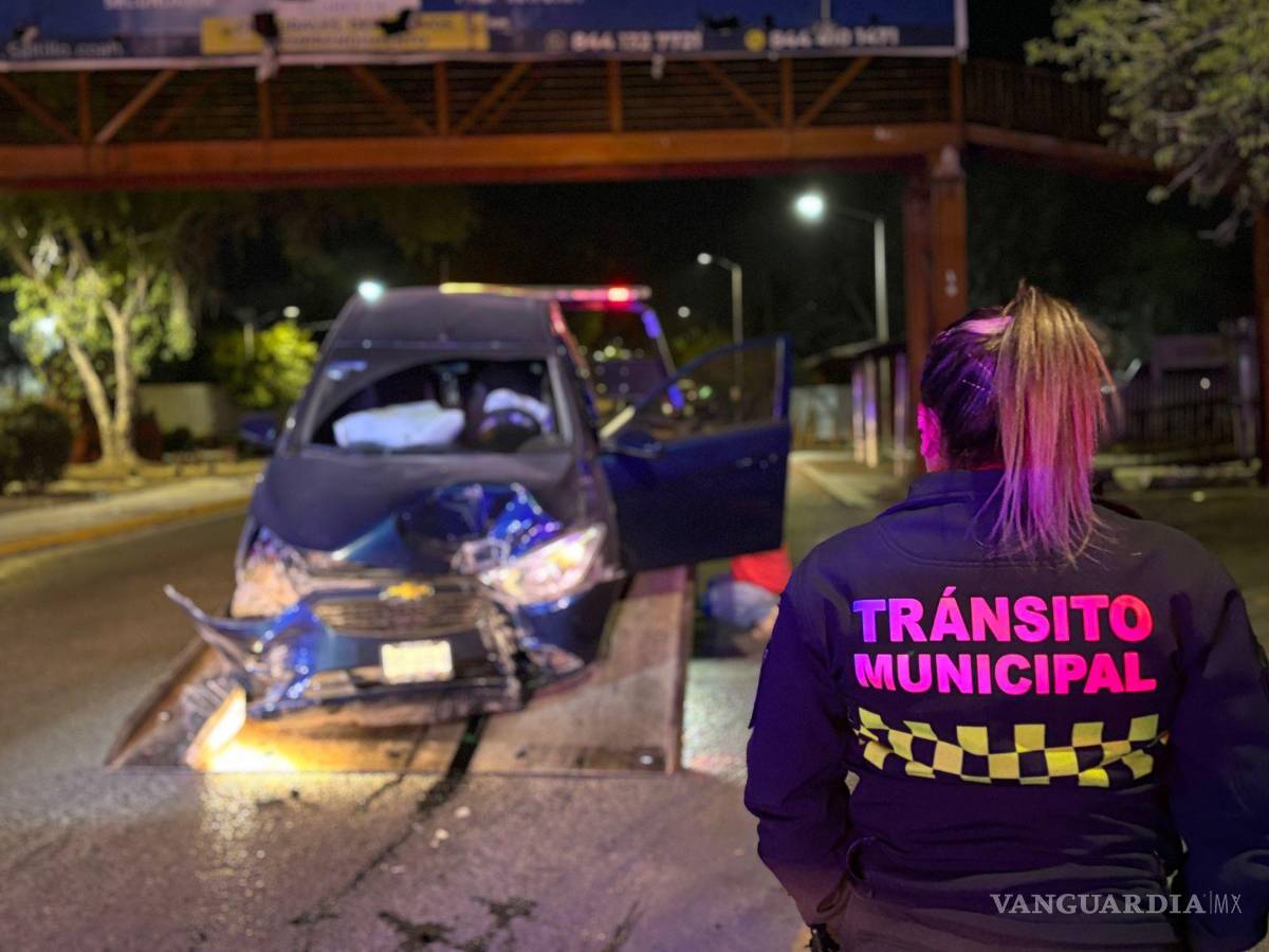 $!Tránsito Municipal realizó el abanderamiento en la zona mientras esperan la llegada de la grúa.