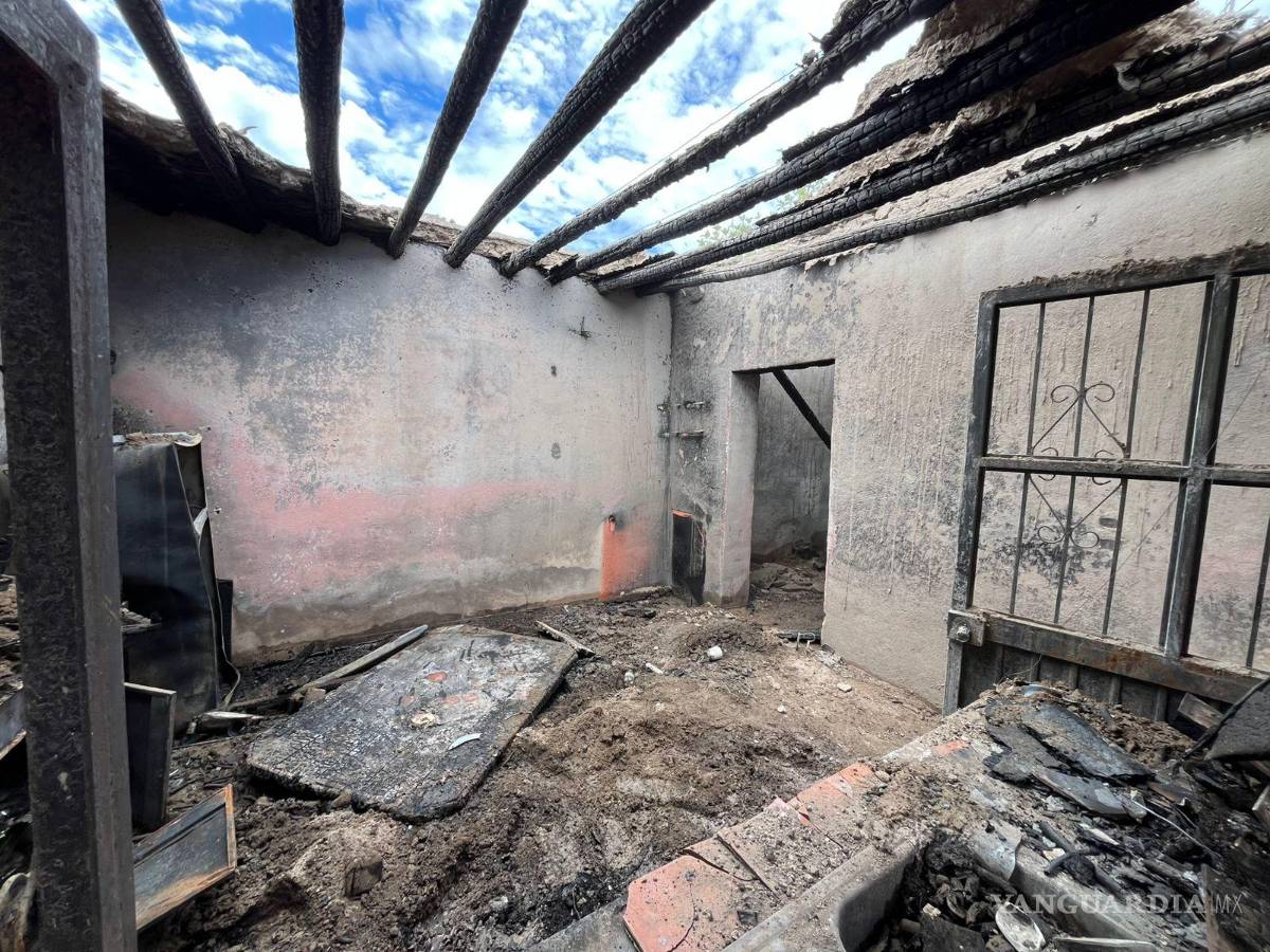 $!Autoridades resguardaron el área afectada e iniciaron las investigaciones correspondientes para determinar las causas que originaron el incendio que redujo a cenizas la vivienda.