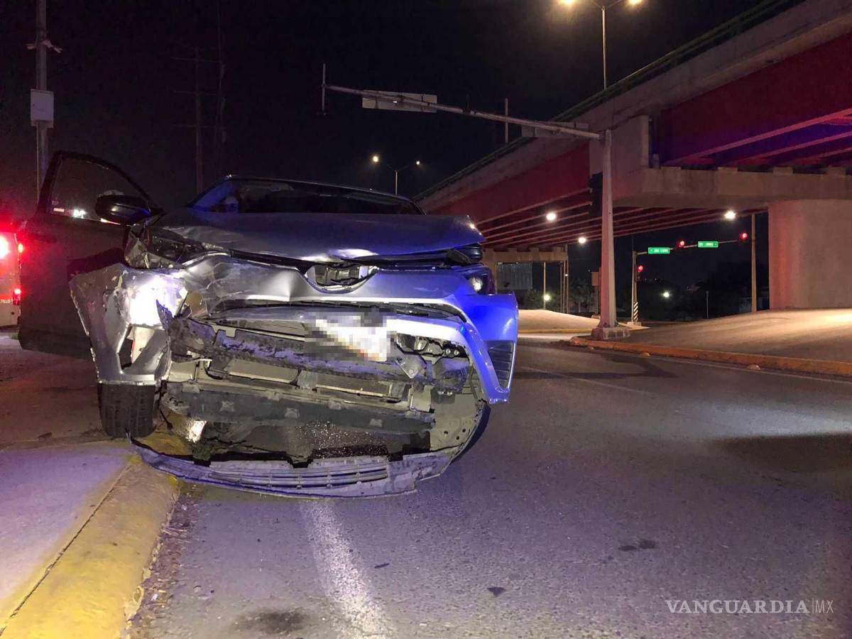 $!La fascia delantera de la camioneta del responsable quedó completamente destruida tras el accidente en el Periférico Luis Echeverría Álvarez.