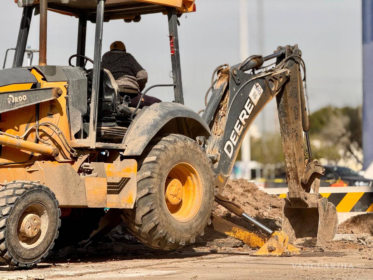 $!Personal del SIMAS realiza excavaciones y labores técnicas para renovar la red de drenaje.