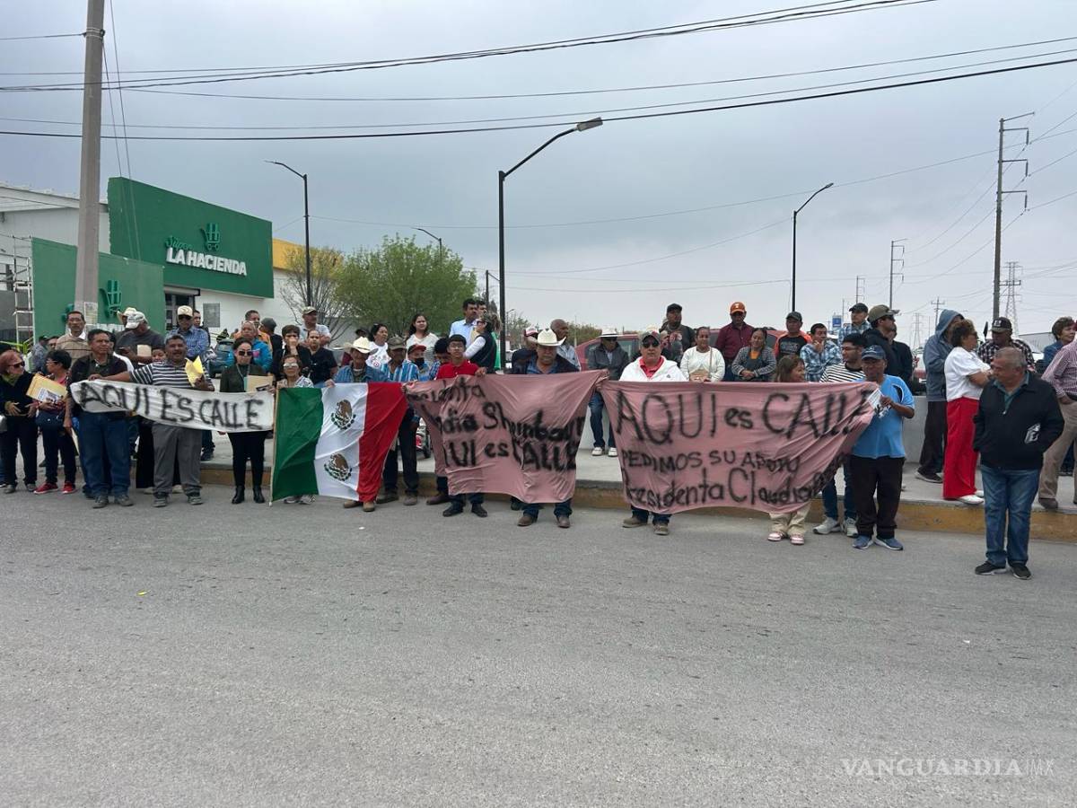 $!Durante la pasada visita de la presidenta Claudia Sheinbaum, vecinos se manifestaron para exigir se respeten los planos.