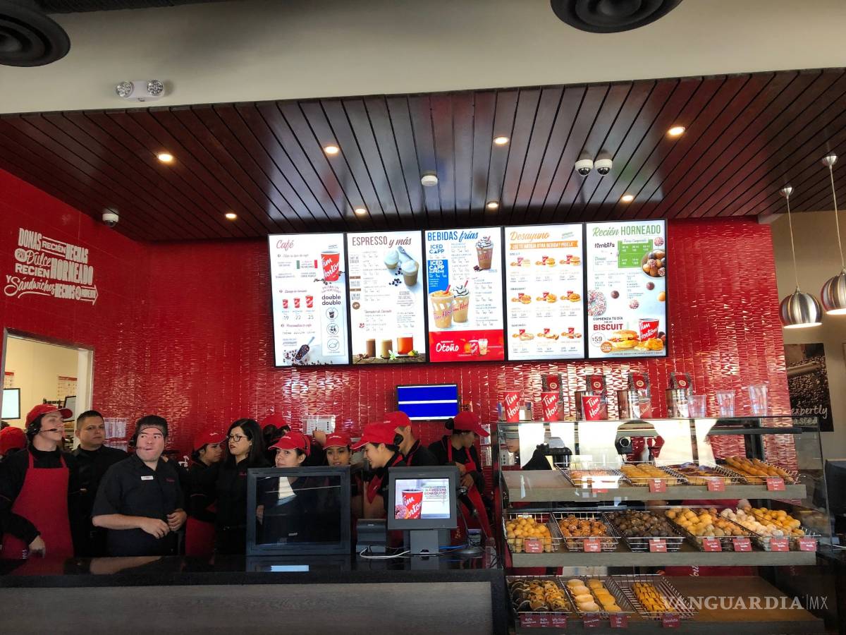 $!Con -4 grados, hacen fila fuera de Tim Hortons desde las 6:30 am en Saltillo
