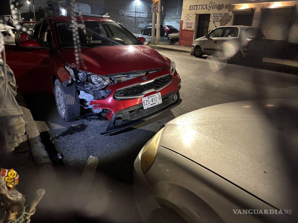 $!Automóvil Kia Forte terminó dañado tras impactarse contra un remolque estacionado en la colonia.