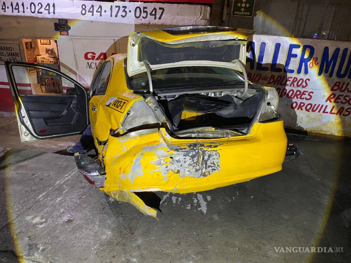 $!El taxi fue proyectado hasta la banqueta tras recibir el golpe por alcance sobre el bulevar Otilio González.