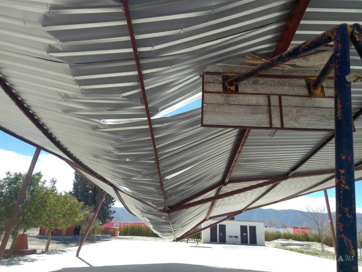 $!Techumbre que fue construida con recursos del programa y que terminó derrumbada por el viento.