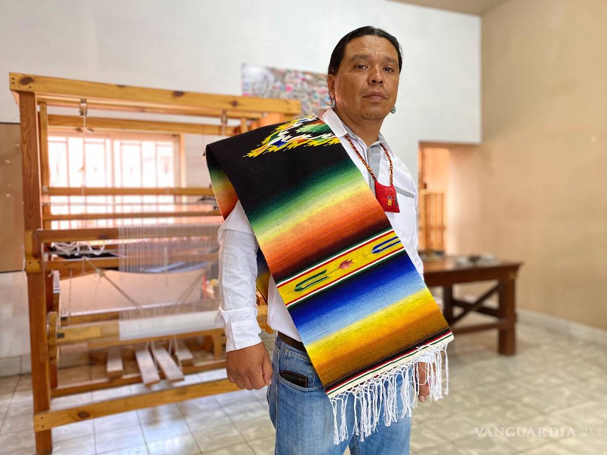 $!“Cuando en mi lecho de muerte recuerde el día que visité la Escuela del Sarape en Saltillo, volveré a sonreír imaginando al maestro Rubén Tamayo tejiendo frente a mis ojos”, es la frase con la que Pata de Perro justifica la experiencia.