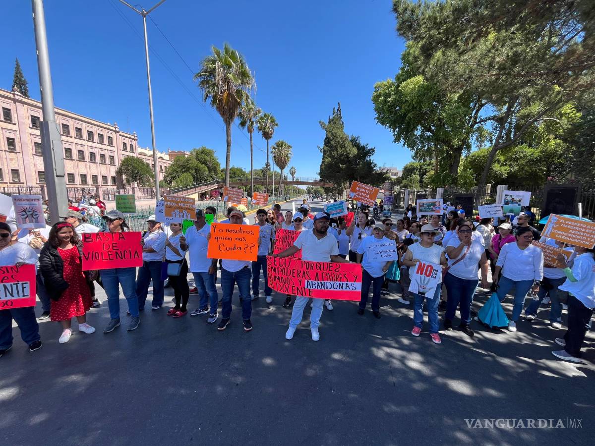 $!Docentes muestran pancartas con mensajes contra la violencia escolar.
