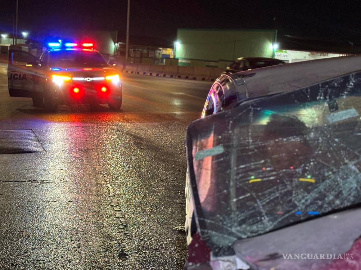 $!Elementos de Tránsito Municipal acudieron al periférico Luis Echeverría Álvarez para atender el percance.