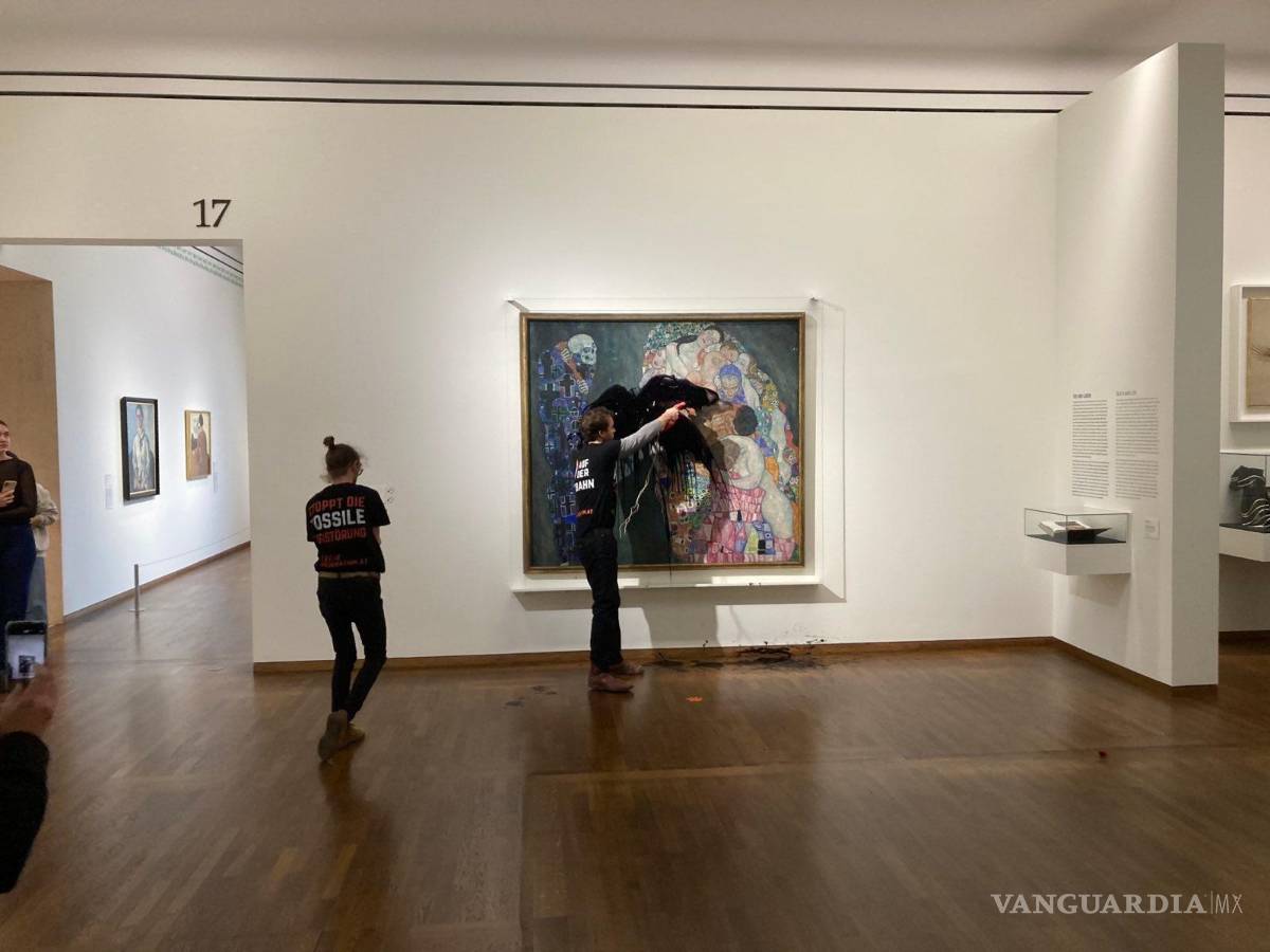 $!Activistas arrojaron líquido negro sobre el cuadro “Muerte y vida” de Gustav Klimt en el museo Leopold de Viena para denunciar la inacción contra la crisis climática.