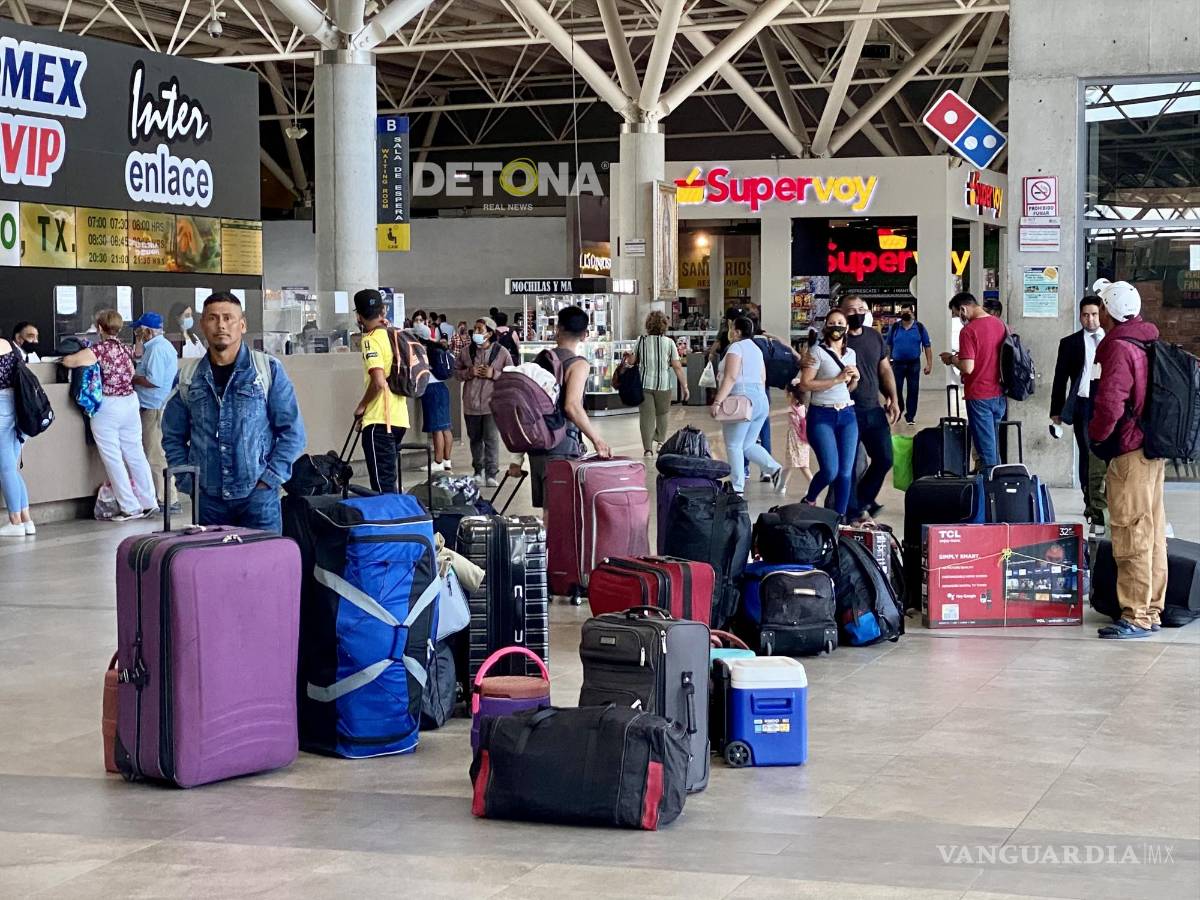 $!Por órdenes del INM, ninguna línea de autobuses foráneos puede vender boletos a los centroamericanos que buscan llegar a la frontera desde Monterrey.