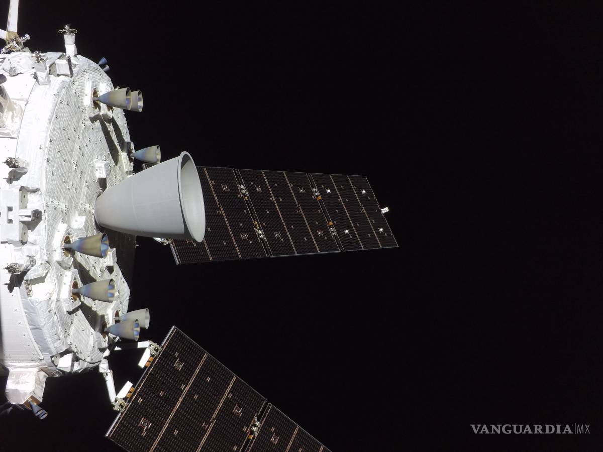 $!Imagen capturada por una cámara instalada en un ala de los paneles solares de la nave espacial Orion donde se aprecian los motores de su módulo de servicio.