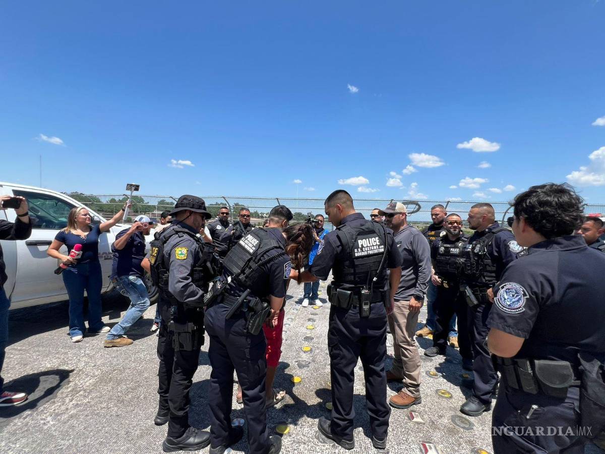 $!La entrega se realizó en el Puente Internacional de Piedras Negras en presencia de medios de comunicación y autoridades de ambos países.