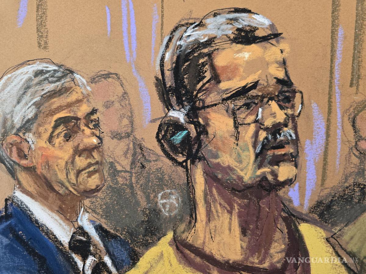 $!USA3571. NUEVA YORK (NY, EEUU), 15/10/2026.- Fotografía de un dibujo realizado por la artista Jane Rosenberg que muestra al depuesto presidente venezolano Nicolás Maduro (d) escuchando junto a su abogado defensor (i) Barry Pollack, durante una audiencia celebrada este jueves en un tribunal federal en Nueva York (EE.UU.). Nicolás Maduro y su esposa, Cilia Flores, se declararon no culpables de los nuevos cargos de conspiración para cometer torturas que les imputó la Fiscalía de Estados Unidos la semana pasada.