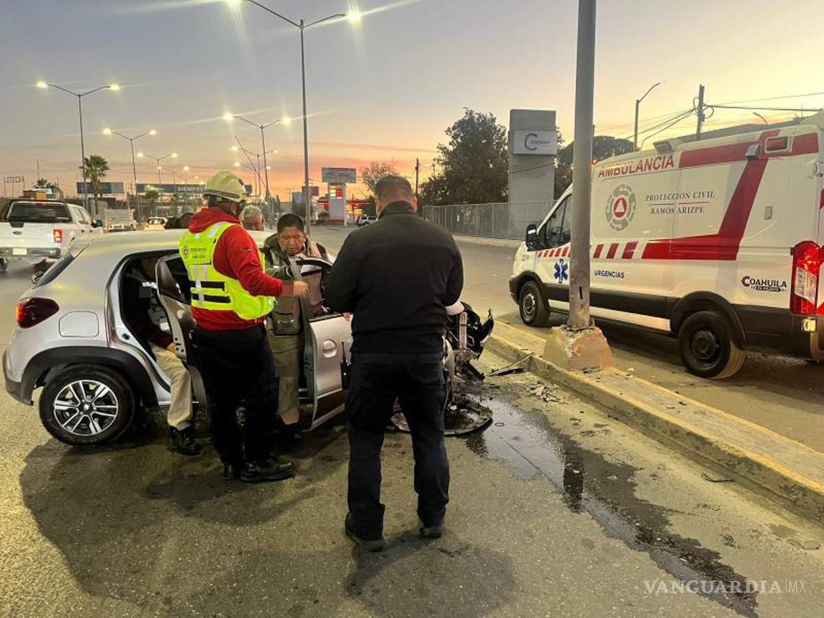 $!Paramédicos de Bomberos de Ramos Arizpe atendieron a un pasajero de 63 años, quien fue trasladado a un hospital.