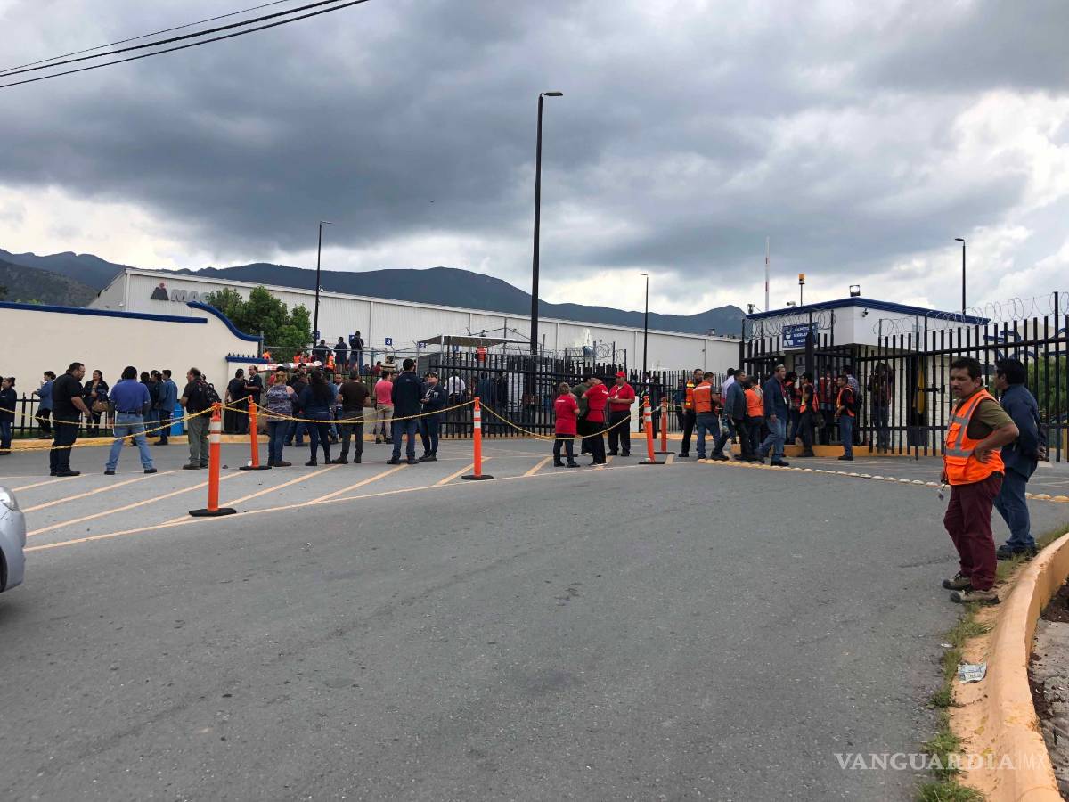 $!Trabajadores son evacuados de nave industrial de Magna en Coahuila por incendio